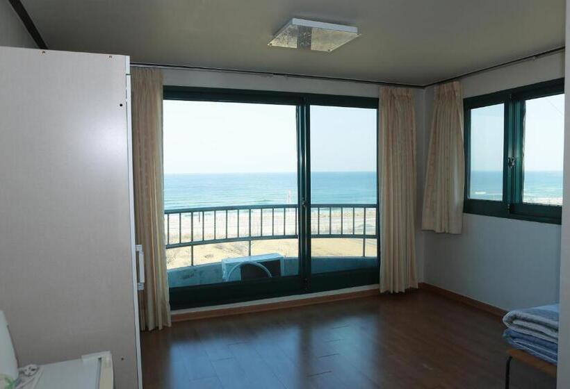 Quarto Familiar Vista Mar Lateral, Mangsang Beach Pension