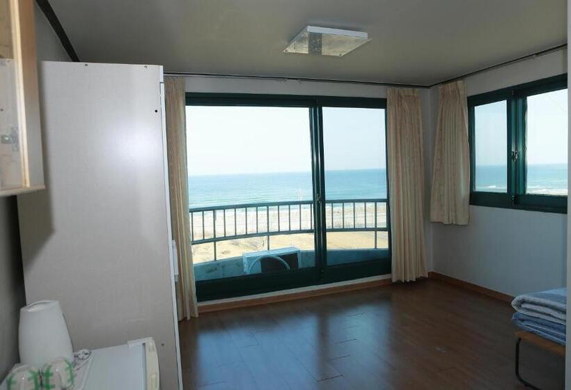 Quarto Familiar Vista Mar Lateral, Mangsang Beach Pension