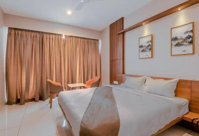 Deluxe Room with Balcony, Samasth Palatial