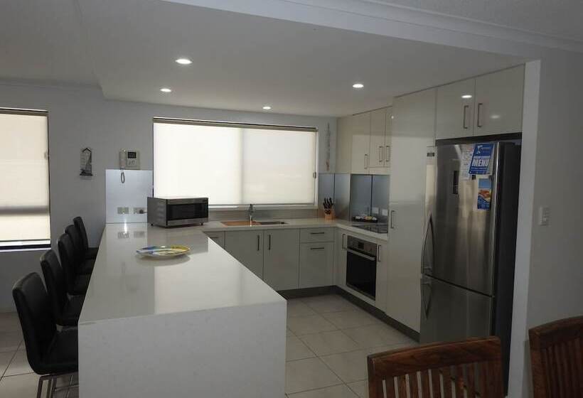 آپارتمان 1 خوابه, On The River Apartments