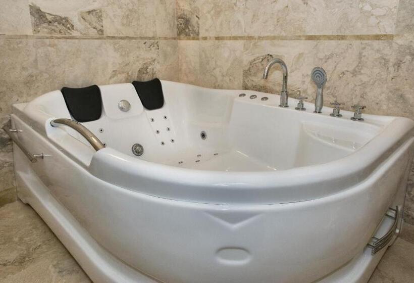 اتاق لوکس با وان آب گرم, Relais Dei Mercanti B&b And Suites