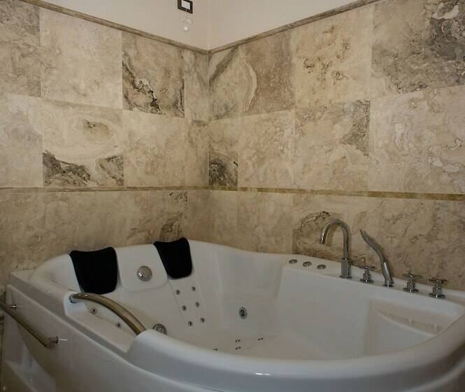 اتاق لوکس با وان آب گرم, Relais Dei Mercanti B&b And Suites
