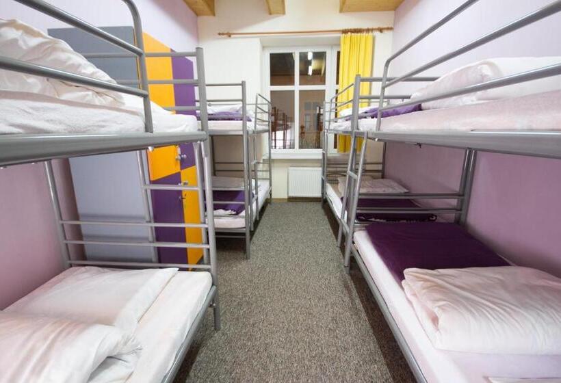 ルームシェアのワンベッド, 3 Bros' Hostel Cieszyn