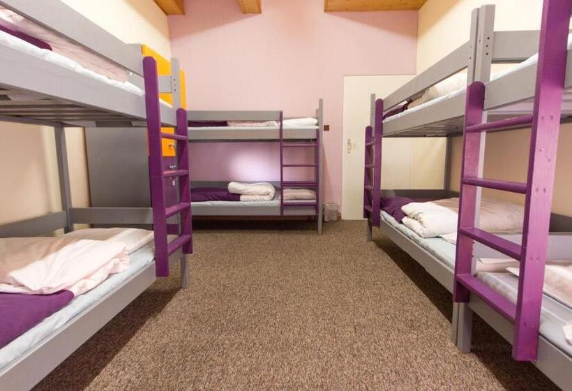 ルームシェアのワンベッド, 3 Bros' Hostel Cieszyn