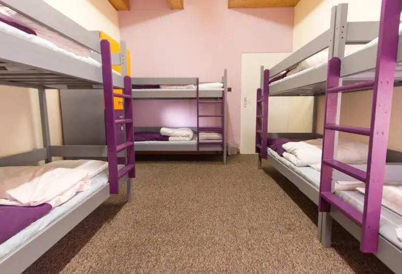 ルームシェアのワンベッド, 3 Bros' Hostel Cieszyn