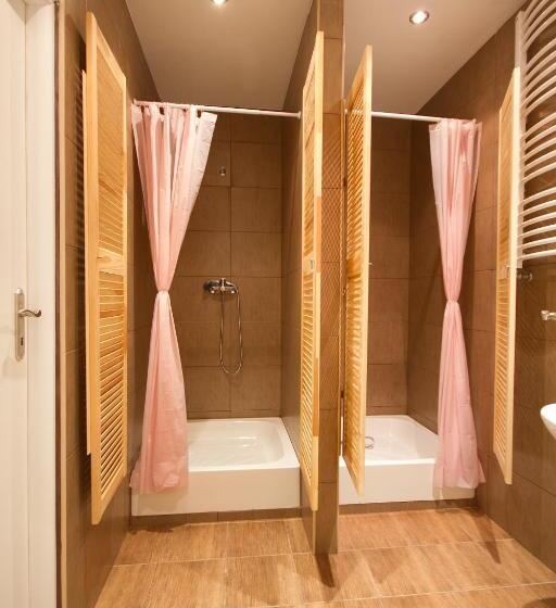 ルームシェアのワンベッド, 3 Bros' Hostel Cieszyn