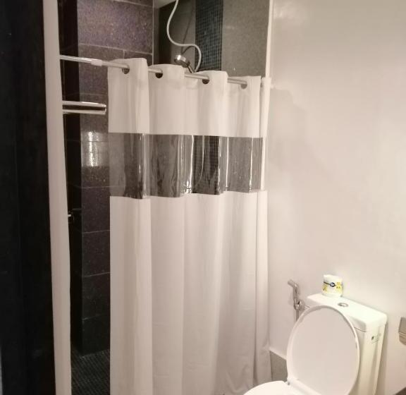 اتاق لوکس با تخت بزرگ, Rupert A Baler