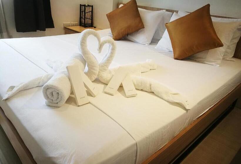 اتاق لوکس با تخت بزرگ, Rupert A Baler