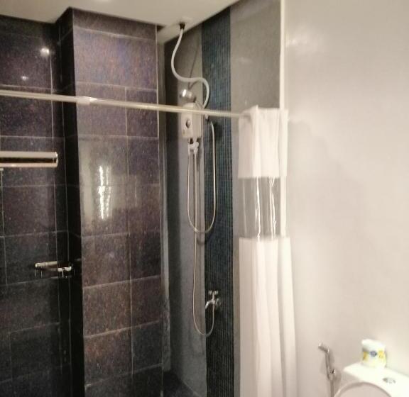 اتاق لوکس با تخت بزرگ, Rupert A Baler