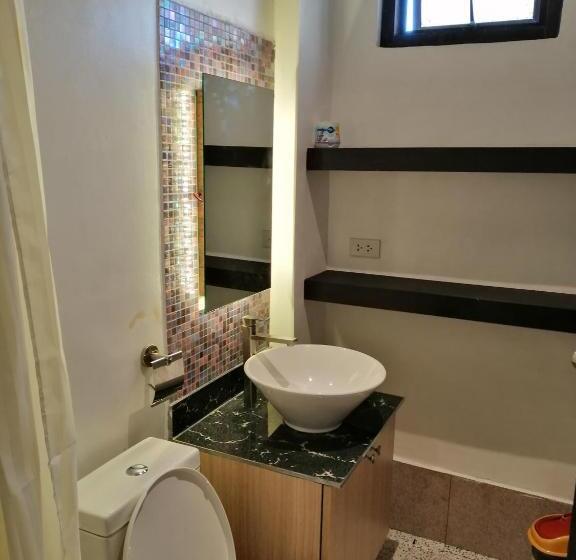 اتاق لوکس سه تخته, Rupert A Baler