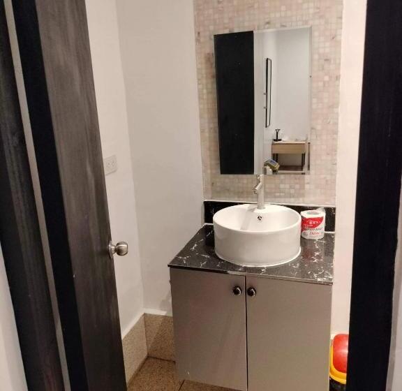 اتاق خانوادگی, Rupert A Baler