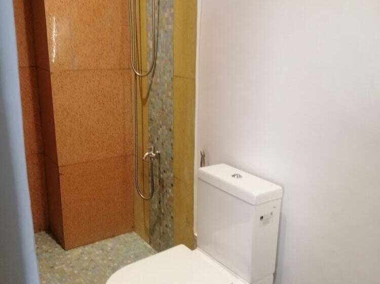 اتاق لوکس سه تخته, Rupert A Baler