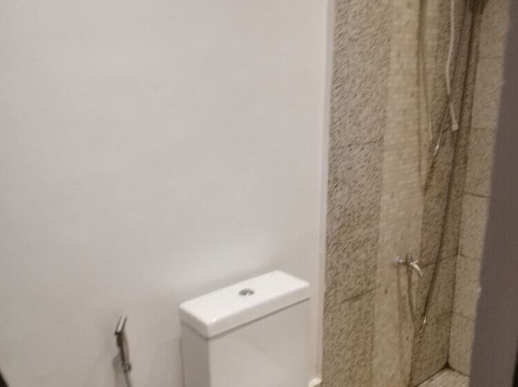 اتاق لوکس سه تخته, Rupert A Baler