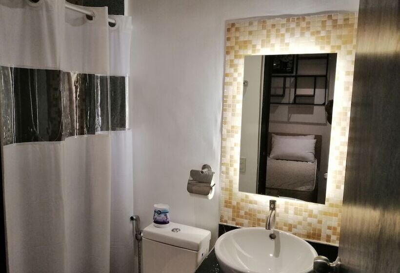 اتاق خانوادگی, Rupert A Baler