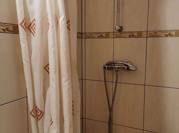 اتاق خانوادگی, Willa Senator