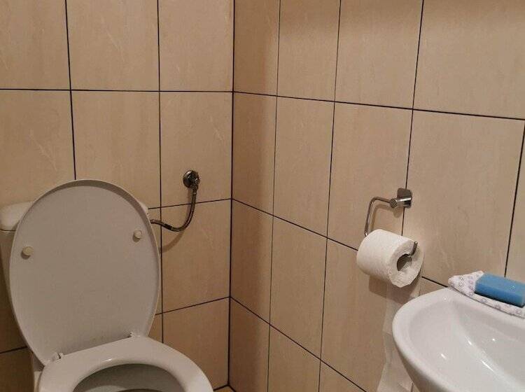 اتاق خانوادگی, Willa Senator