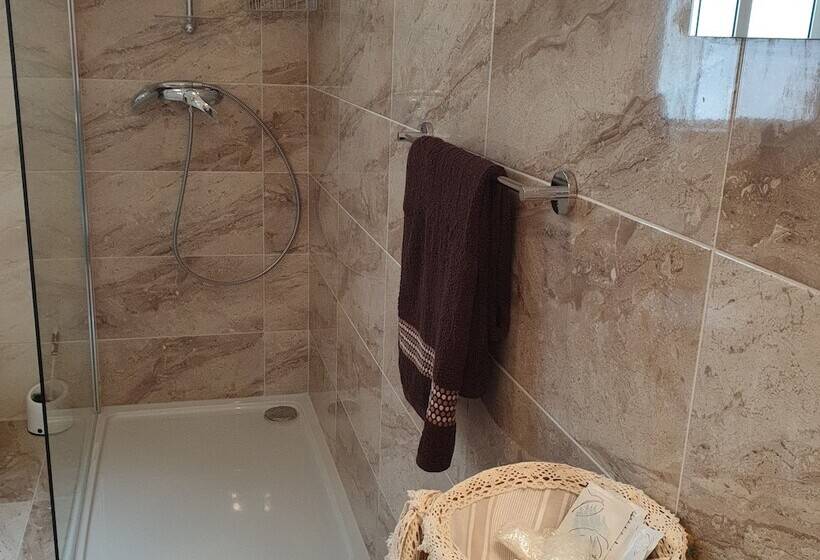 اتاق خانوادگی با سرویس بهداشتی مشترک, Ta  Rosalba B&b