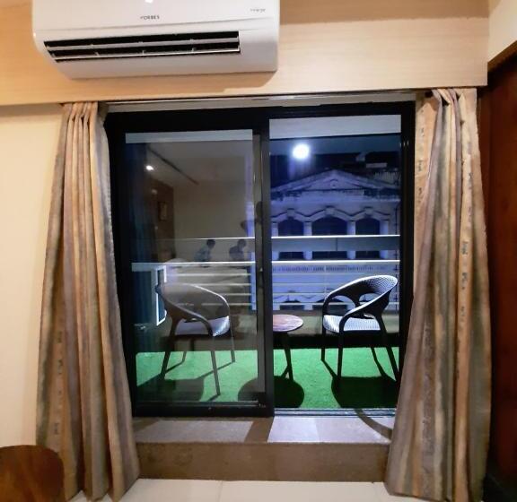 Camera Deluxe, Liza Regency