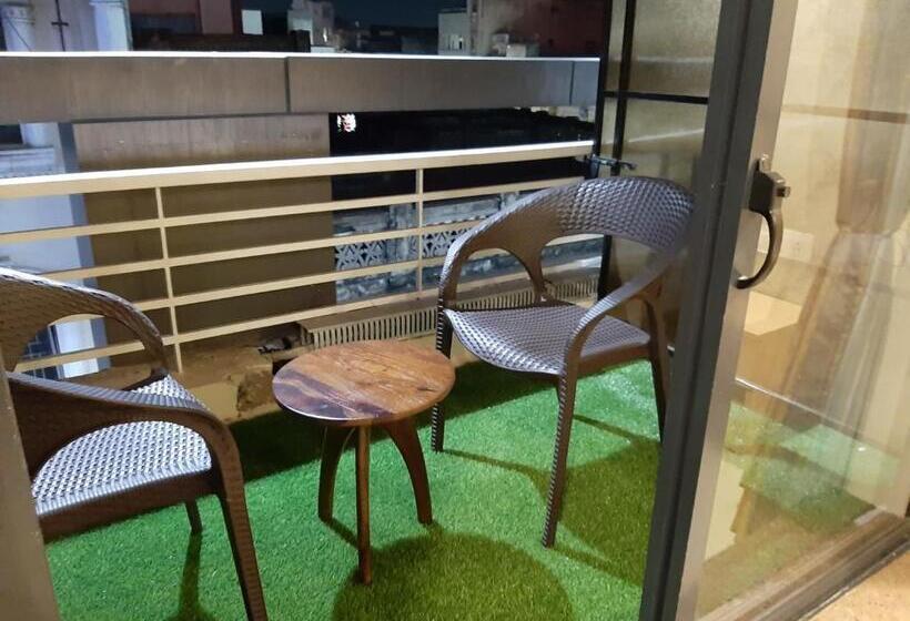 Camera Deluxe, Liza Regency