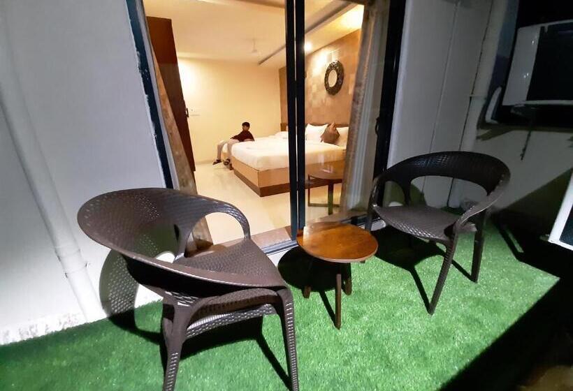 Camera Tripla Deluxe, Liza Regency