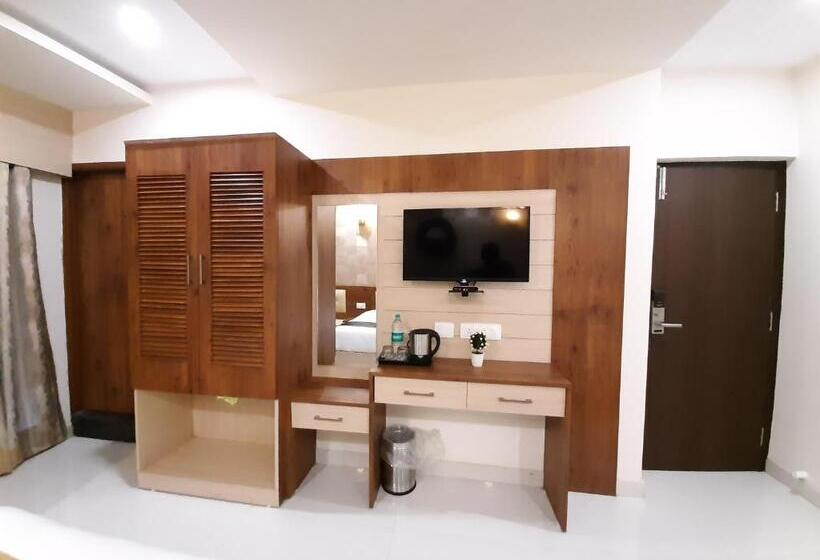 Camera Tripla Deluxe, Liza Regency