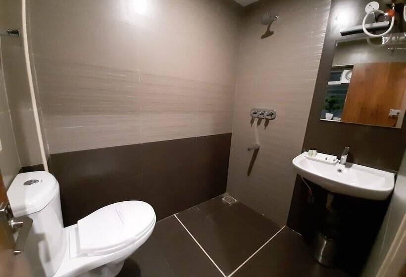 Camera Deluxe, Liza Regency