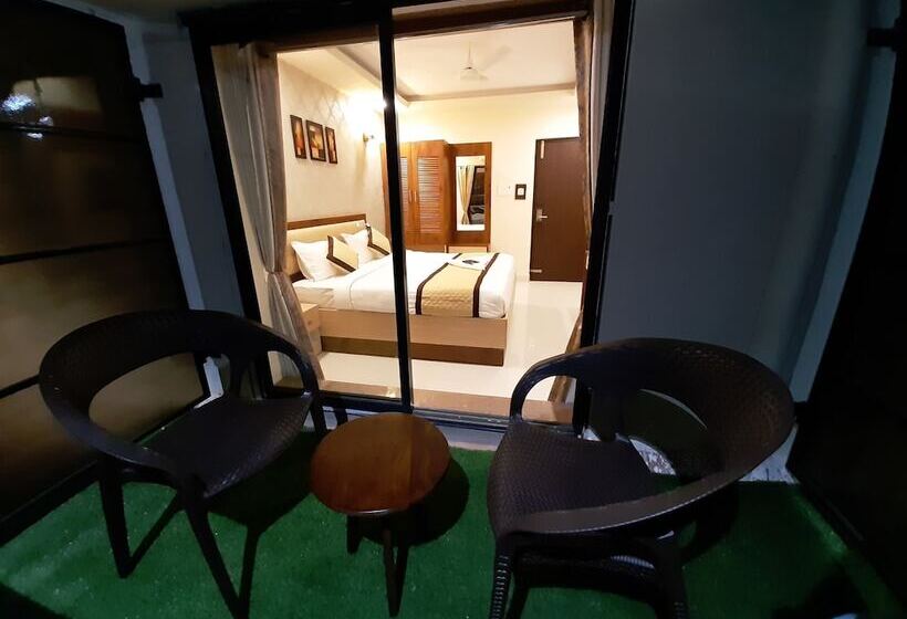 Camera Deluxe, Liza Regency