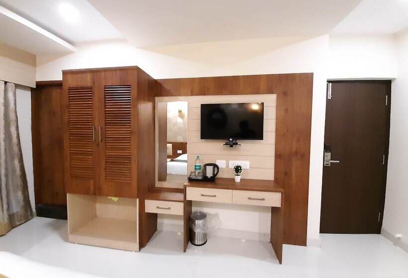 Camera Tripla Deluxe, Liza Regency