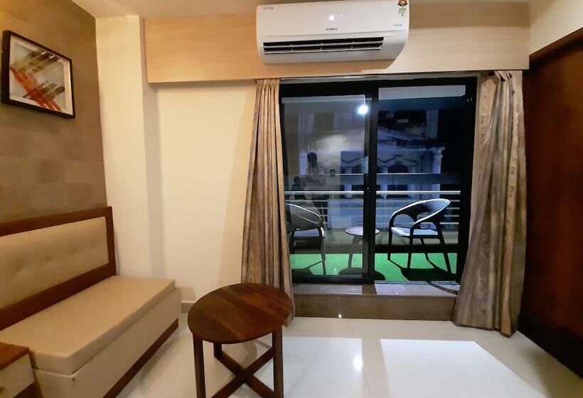 Camera Tripla Deluxe, Liza Regency