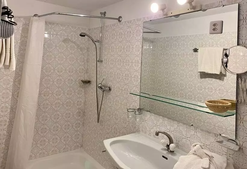 اتاق استاندارد با چشمانداز کوهستان, Regina Terme