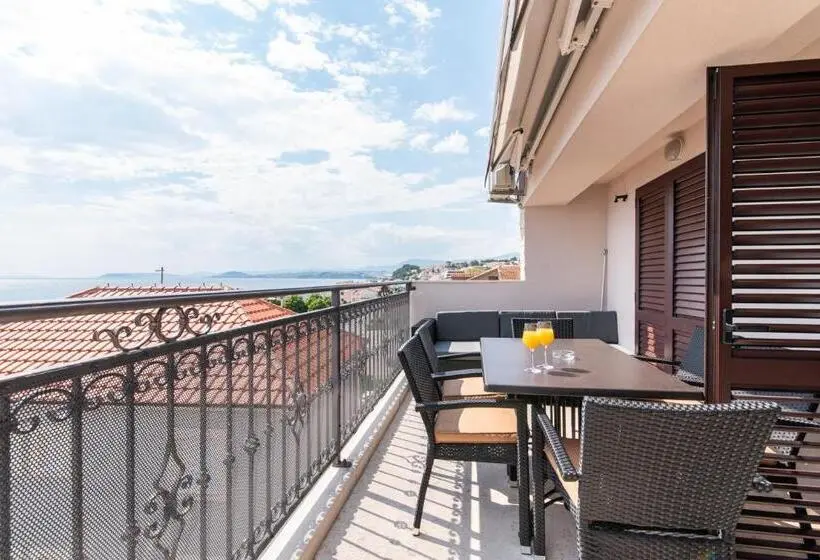 Huoneisto 2 Makuuhuonetta Merinäkymä, Apartments Amigos