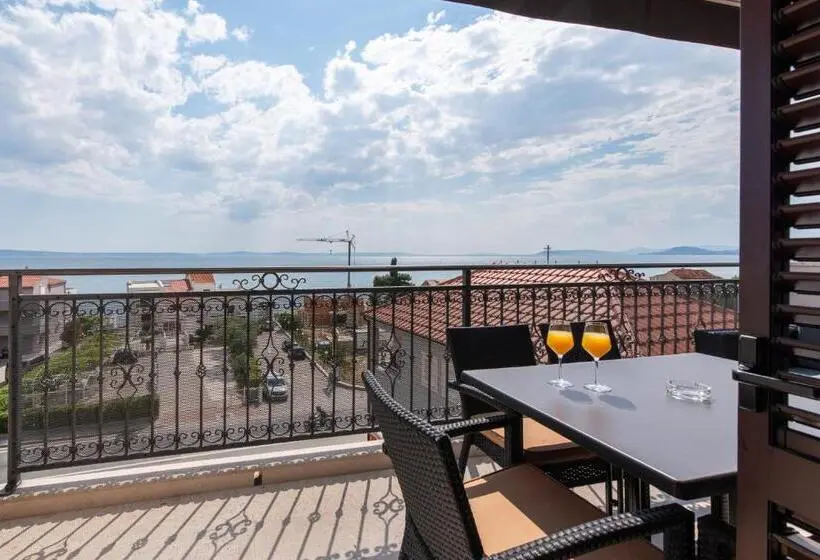 Huoneisto 2 Makuuhuonetta Merinäkymä, Apartments Amigos