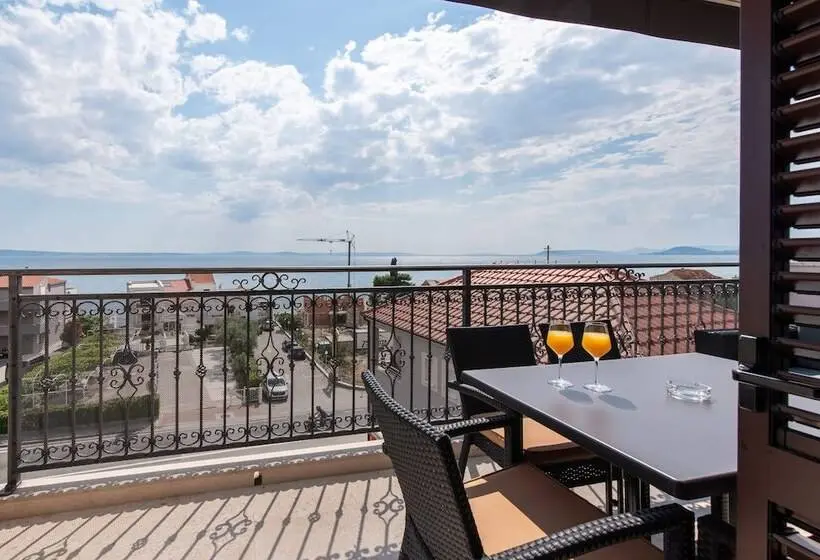 Huoneisto 2 Makuuhuonetta Merinäkymä, Apartments Amigos
