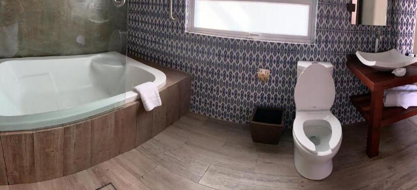 Deluxe Suite King Bed, Diana