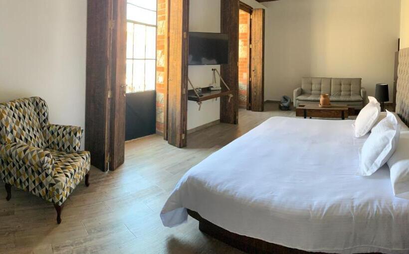 Deluxe Suite King Bed, Diana