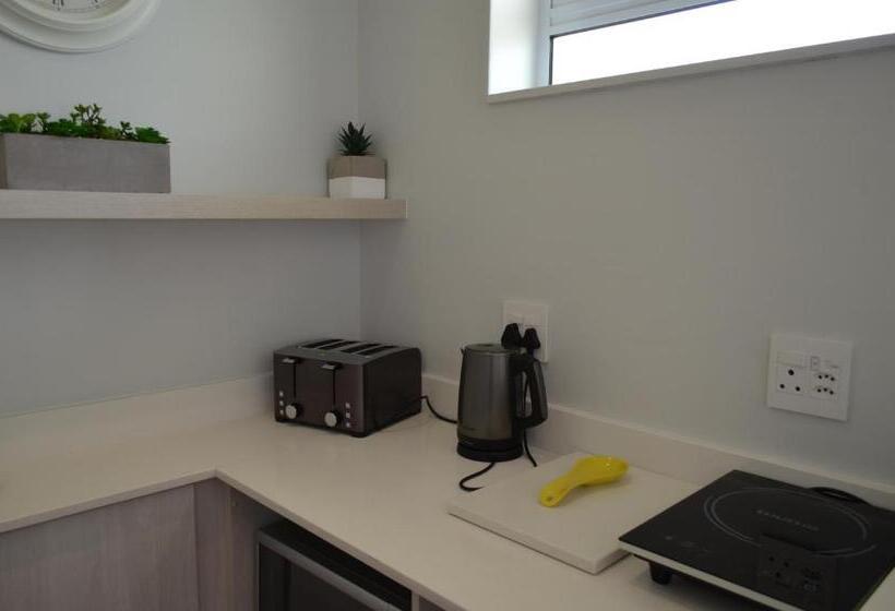 חדר משפחתי דלוקס, On The Bay