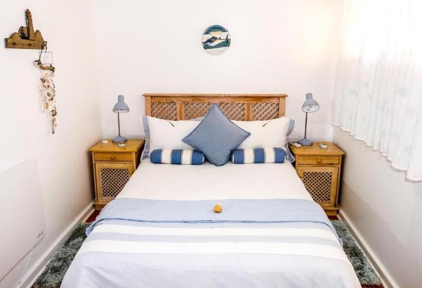 חדר אקונומי, On The Bay