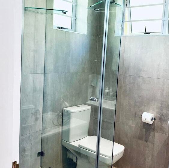 חדר משפחתי, On The Bay