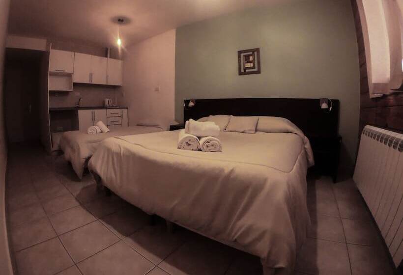 غرفة سوبيريور ثلاثية, Folk Suites