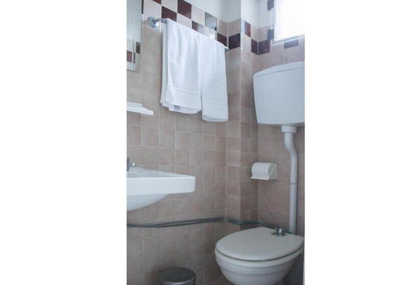 اتاق اکونومی, Alba B&b