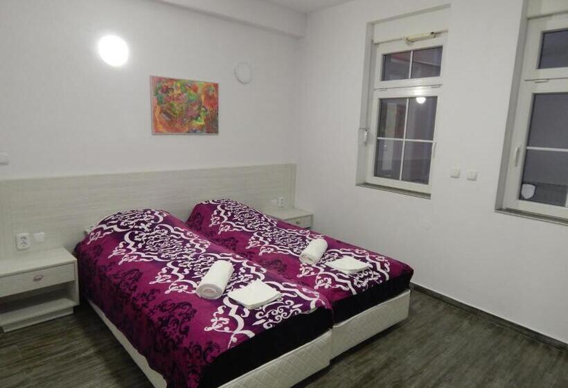 اتاق لوکس, Red House