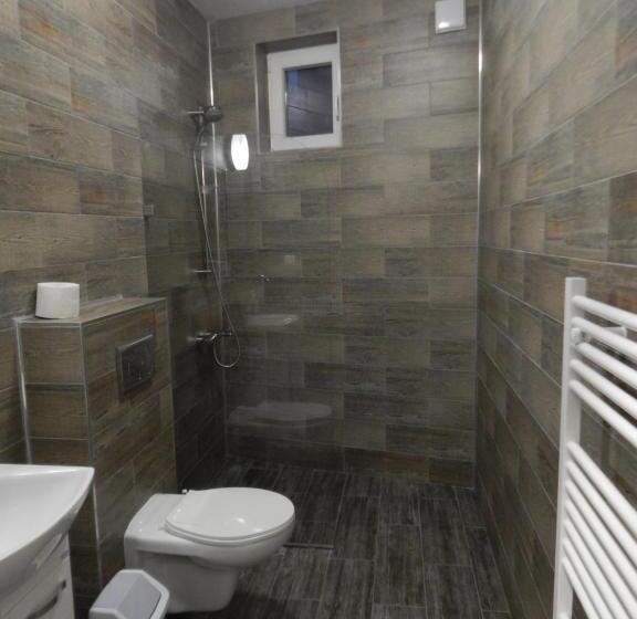 اتاق لوکس, Red House