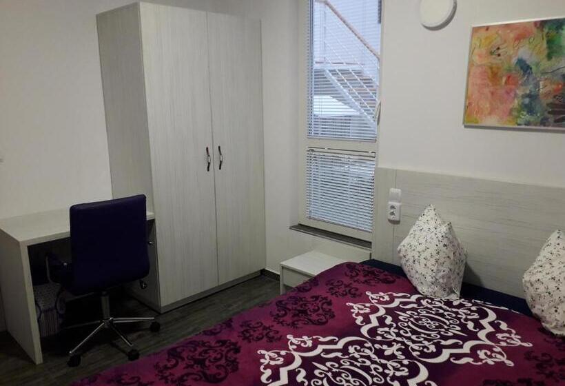 اتاق اکونومی, Red House