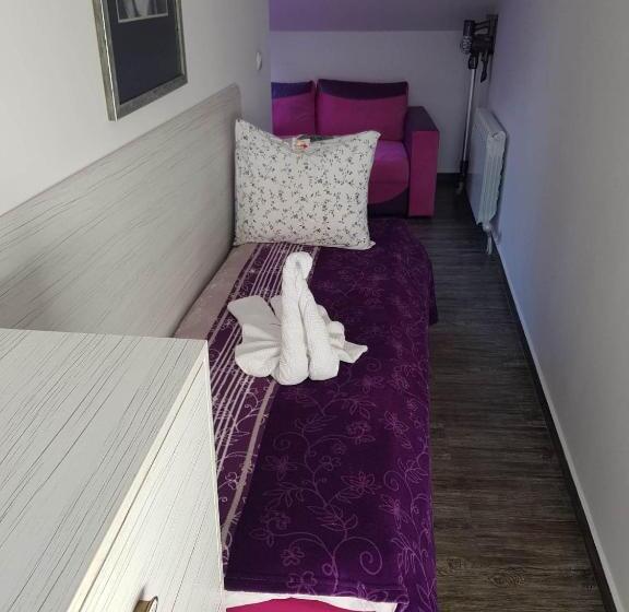 اتاق لوکس چهار تخته, Red House