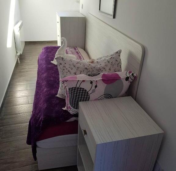 اتاق لوکس چهار تخته, Red House