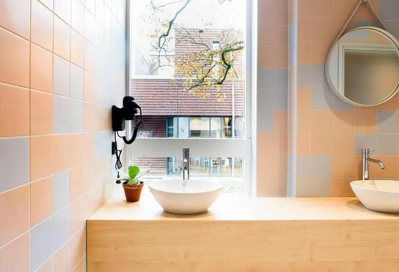 ルームシェアのワンベッド, The Green Elephant Hostel & Spa