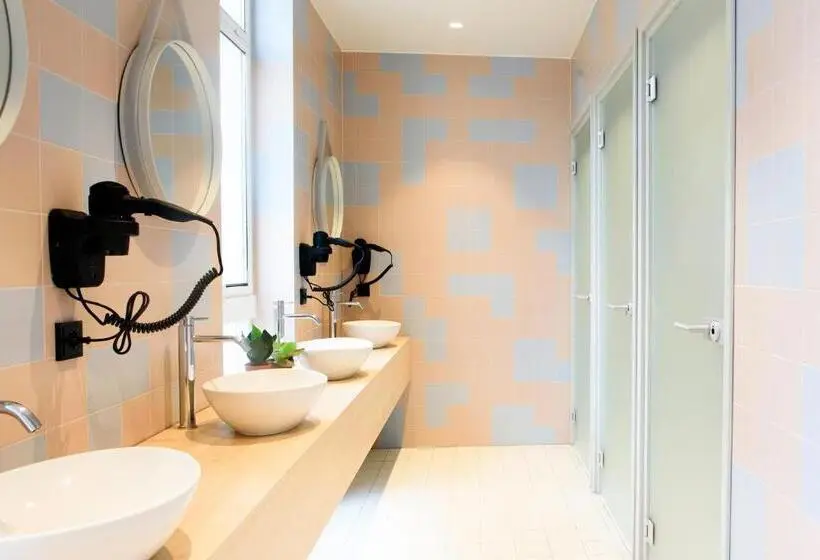 ルームシェアのワンベッド, The Green Elephant Hostel & Spa