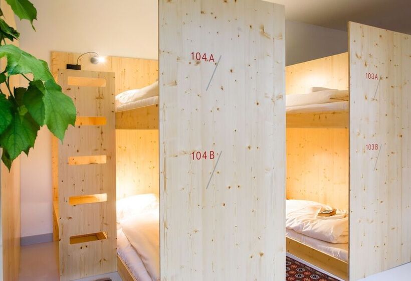 تختخواب در اتاق مشترک, The Green Elephant Hostel & Spa