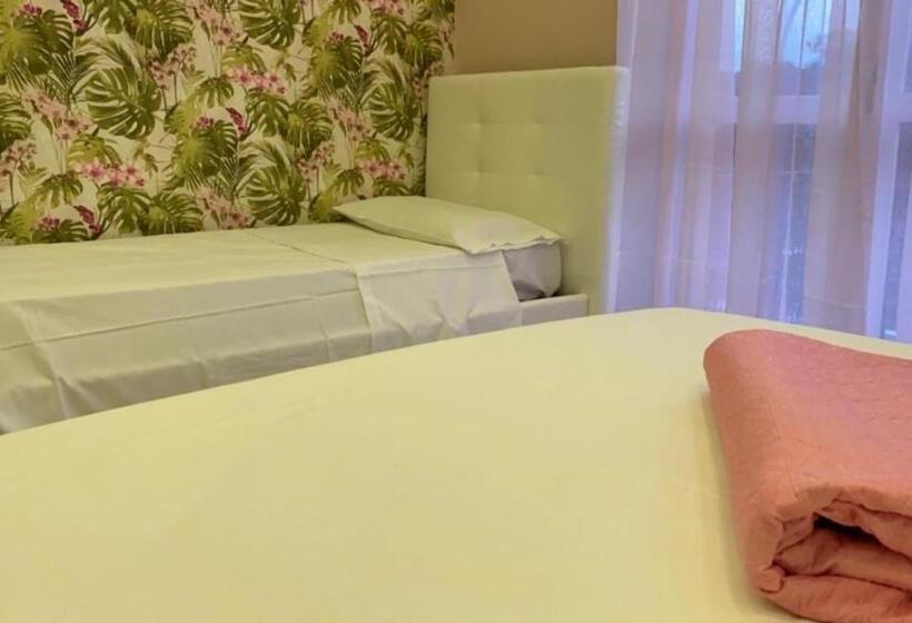 חדר סטנדרט לשלושה עם מרפסת, Maison De Luxe