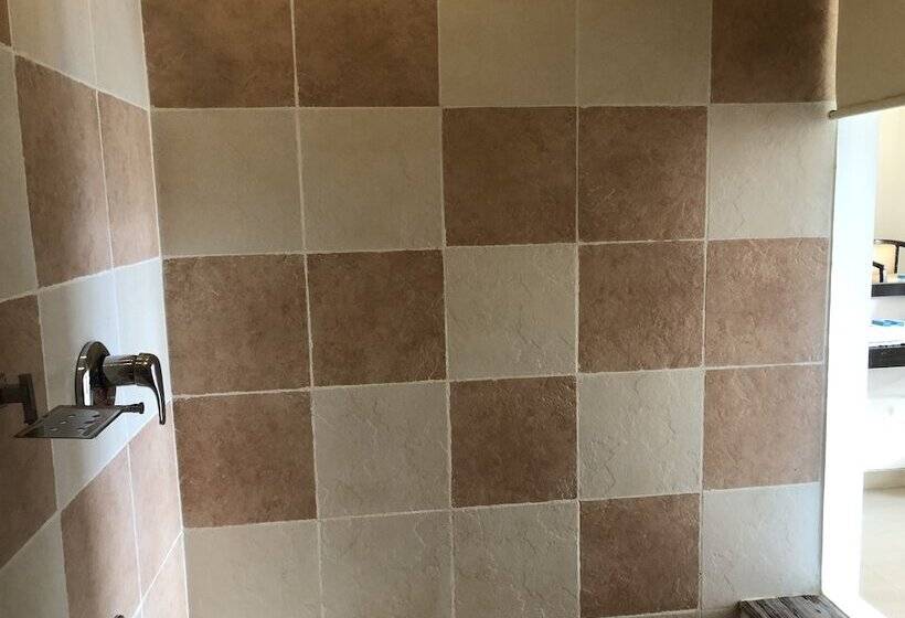 带特大床的标准间, Resort Silver Hills Lonavala